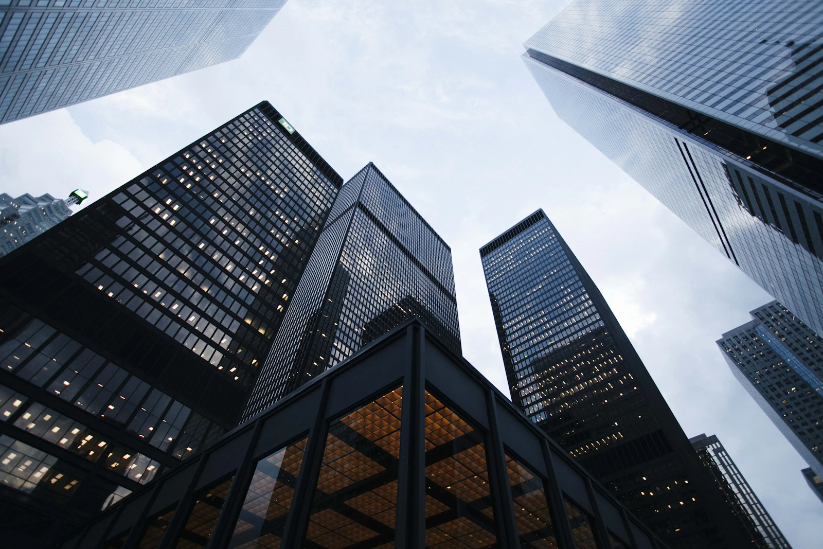 How to Start an Investment Company in Dubai: Free Zone vs Mainland (2026)